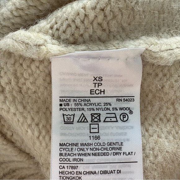 Old Navy Crew Neck Faire Isle Sweater in Cream XS - Picture 3 of 4